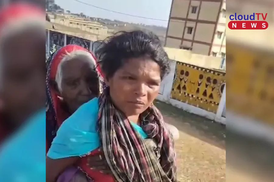 ৯০ বছরের শাশুড়িকে পিঠে নিয়ে ব্যাংকে ৩ কিমি হাঁটা! ছত্তীসগঢ়ের বধূর লড়াইয়ে উঠল ব্যবস্থার প্রশ্ন