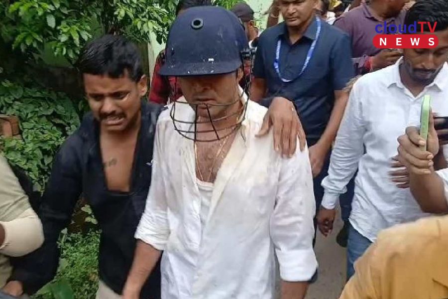 সোনারপুরে প্রবল বিক্ষোভের মুখে অভিষেক বন্দ্যোপাধ্যায়! ডিম-জুতো ছোড়া, ছিঁড়ল জামা, মাথায় হেলমেট পরে এগোলেন তৃণমূল নেতা