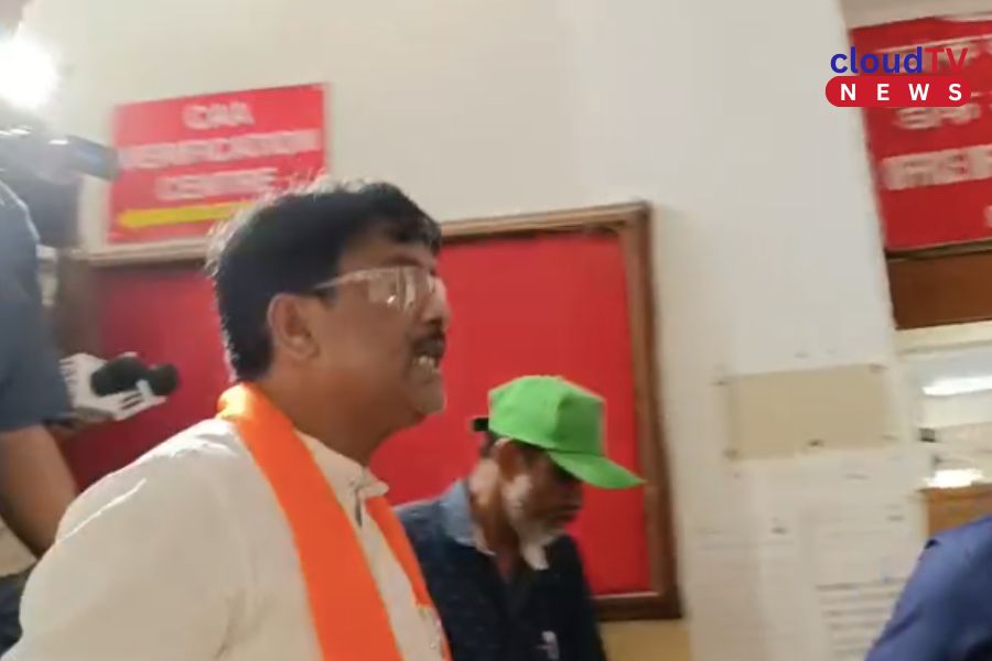 CAA সার্টিফিকেট পেতে হয়রানির অভিযোগ, আচমকা বারাসাত হেড পোস্ট অফিসে মন্ত্রী অশোক কীর্তনিয়া