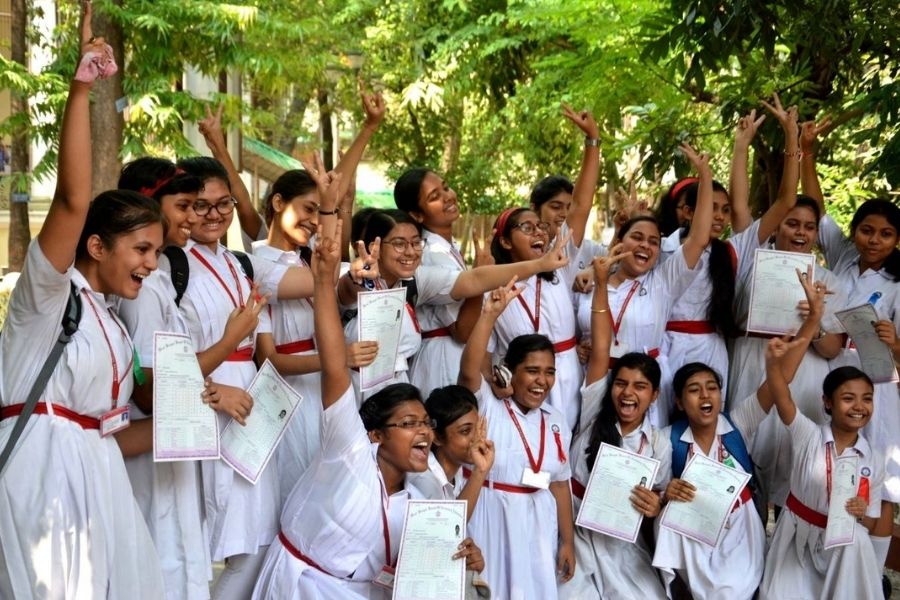মাধ্যমিকে প্রথম উত্তর দিনাজপুরের অভিরূপ, দ্বিতীয় বীরভূমের প্রিয়তোষ, প্রকাশিত মেধাতালিকা