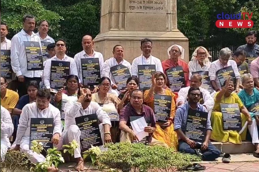 ‘বুলডোজার সংস্কৃতি’ ইস্যুতে সরব তৃনমূল শিবির, বিধানসভায় ধরনায় অনুপস্থিত ৫০ বিধায়ক