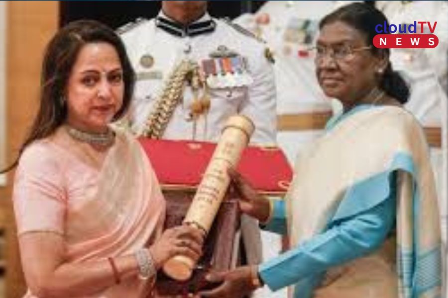 ধর্মেন্দ্রর পদ্মবিভূষণ নিতে গিয়ে আবেগঘন মুহূর্ত, চোখের জল সামলাতে পারলেন না অহনা দেওল