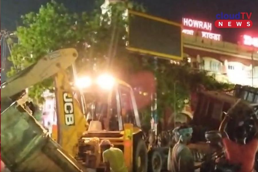 হাওড়া স্টেশনের বাইরে বুলডোজার অভিযান, ভাঙা হল দেড়শোর বেশি বেআইনি দোকান