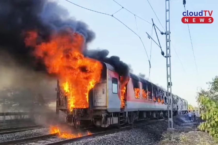রাজধানী এক্সপ্রেসে ভয়াবহ আগুন, আতঙ্কে যাত্রীরা, অল্পের জন্য বড় দুর্ঘটনা এড়াল রেল