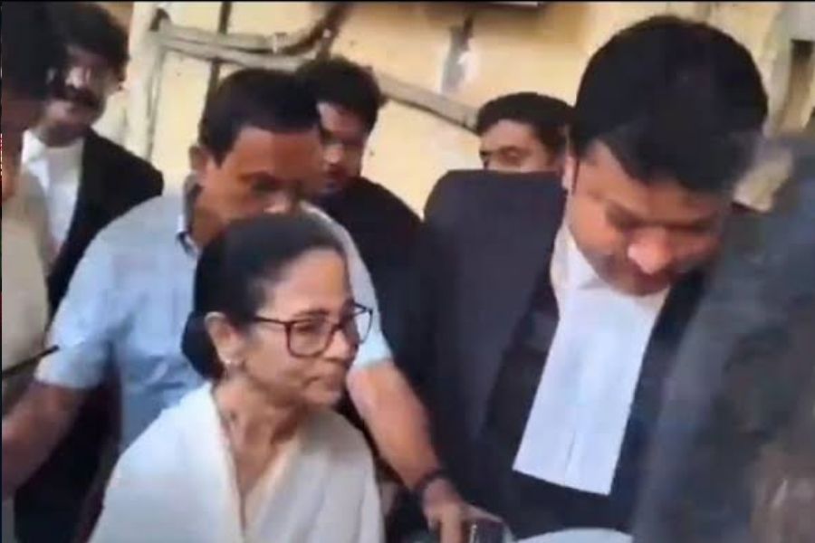ভবানীপুরের ফল চ্যালেঞ্জ করে হাই কোর্টে মমতা, শুভেন্দুর জয়ের বিরুদ্ধে ইলেকশন পিটিশন