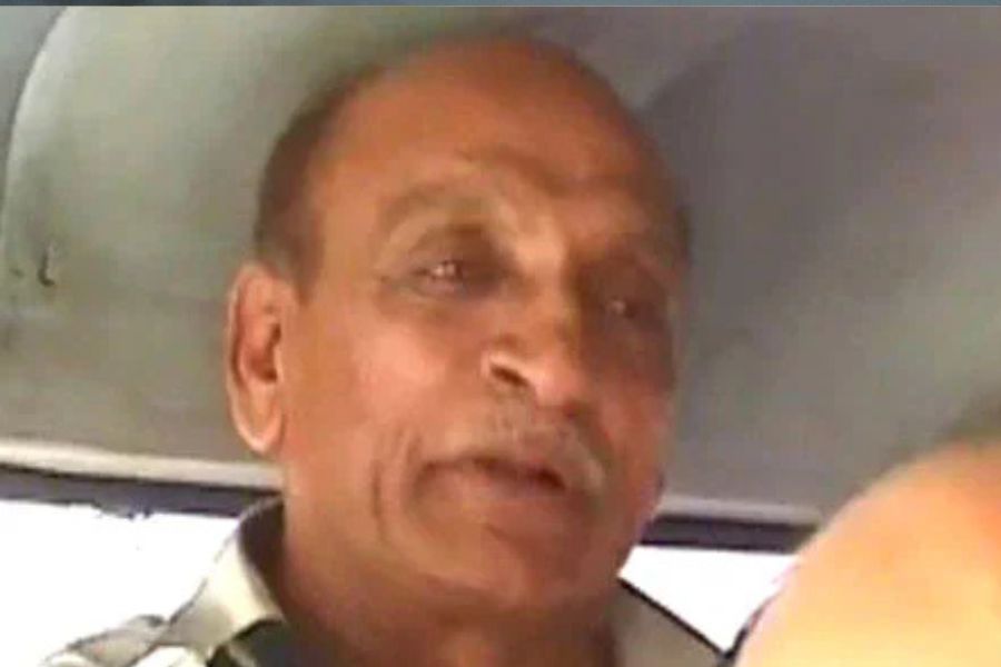 ২০ বছরের পুরনো খুনের মামলা! উদ্ধব সেনার বিদ্রোহে কেন গুরুত্বপূর্ণ হয়ে উঠল নিম্বলকর পরিবার?