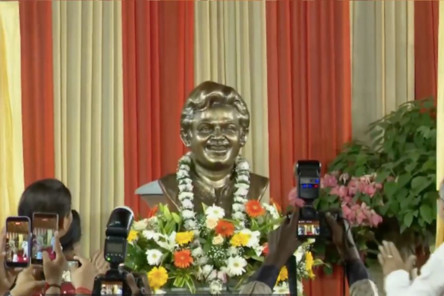মহানায়ককে শ্রদ্ধা, প্রয়াণ দিবসে উন্মোচিত হল উত্তম কুমারের আবক্ষ মূর্তি