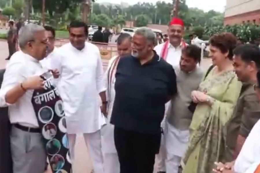 ‘‘এঁদের অনেকেই তো কংগ্রেসে ছিলেন। আপনারাই ভাঙিয়ে নিয়ে যান! এখন আবার অন্য দিকে চলে গিয়েছেন।’’