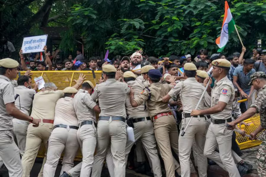 ‘চলো সংসদ’ কর্মসূচির আগে দিল্লিতে উত্তেজনা, পুলিশের সঙ্গে সংঘর্ষ, লাঠিচার্জের অভিযোগ