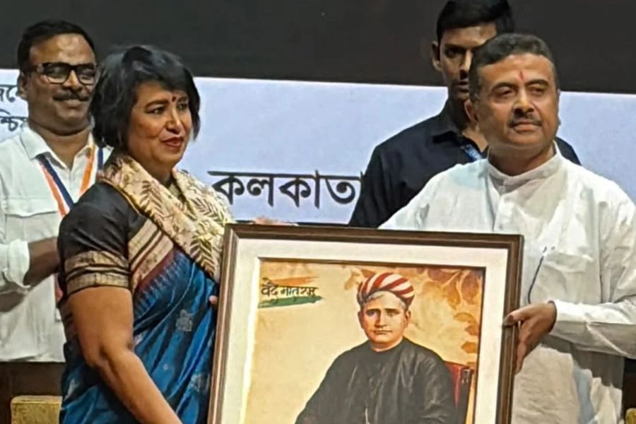 ১৯ বছর পর কলকাতায় তসলিমা, মুখ্যমন্ত্রী শুভেন্দু অধিকারীর হাত থেকে সংবর্ধনা