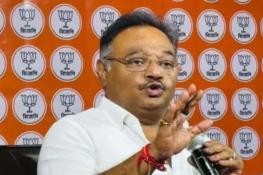 ‘ডিম কিন্তু অন্য দিকেও পড়তে পারে’, তোলাবাজি বন্ধে বিজেপি কর্মীদের ১৫ দিনের আলটিমেটাম শমীকের