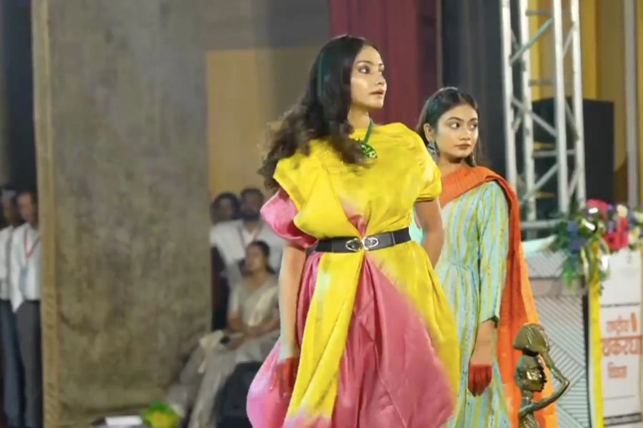 লাল-সন্ত্রাসের দিন শেষ, বন্দুক ছেড়ে র‍্যাম্পে প্রাক্তন মাওবাদীরা! হ্যান্ডলুম শাড়িতে নতুন জীবনের বার্তা