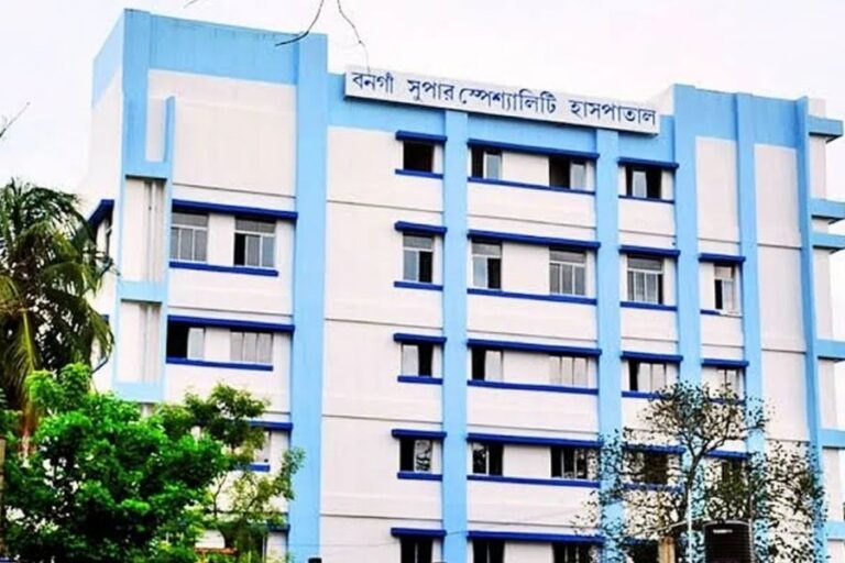 আধার কার্ড না থাকায় ভর্তি নেয়নি হাসপাতাল? বনগাঁয় গেটের বাইরেই মৃত্যু অসুস্থ বৃদ্ধার
