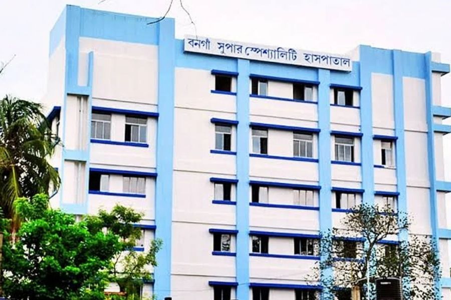 আধার কার্ড না থাকায় ভর্তি নেয়নি হাসপাতাল? বনগাঁয় গেটের বাইরেই মৃত্যু অসুস্থ বৃদ্ধার