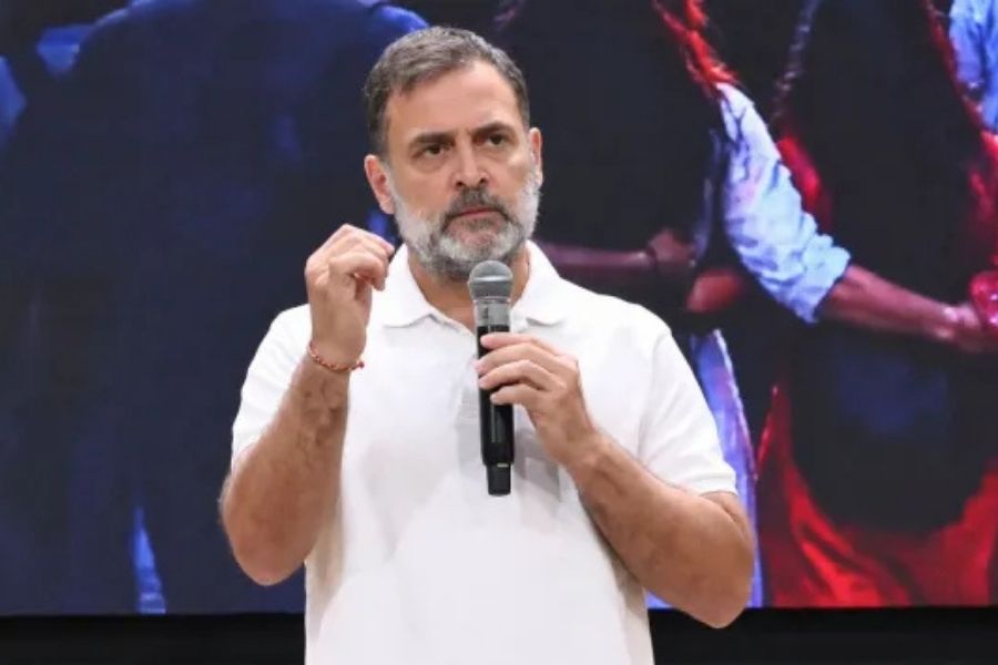 কেন্দ্রের অন্তত ২০০ আধিকারিক নিয়মিত যোগাযোগ রাখেন, দাবি রাহুল গান্ধীর