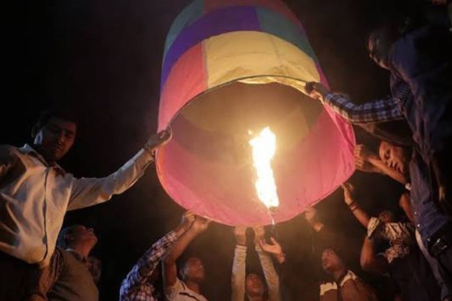 কালীপুজোর আগে ফানুস ও বাজি ব্যবহারে নিয়ম মানার সতর্কতা রাজ্য পুলিশের